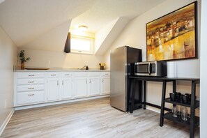 Microwave - Bright & Cozy Suite-5 Min to Downtown Lee’s Summit (Lee's Summit)