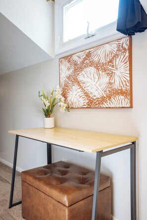 Interior - Bright & Cozy Suite-5 Min to Downtown Lee’s Summit (Lee's Summit)