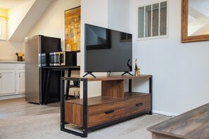 Interior - Bright & Cozy Suite-5 Min to Downtown Lee’s Summit (Lee's Summit)