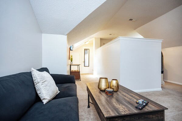 TV - Bright & Cozy Suite-5 Min to Downtown Lee’s Summit (Lee's Summit)