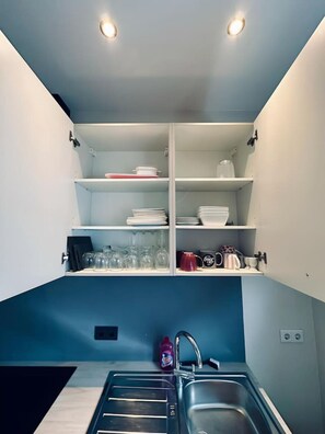 Kühlschrank, Mikrowelle, Ofen, Herdplatte
