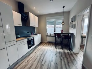 Kühlschrank, Mikrowelle, Ofen, Herdplatte