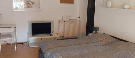 1 bedroom, desk, free WiFi, bed sheets