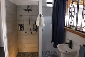 Serviettes fournies, savon, shampoing, papier toilette