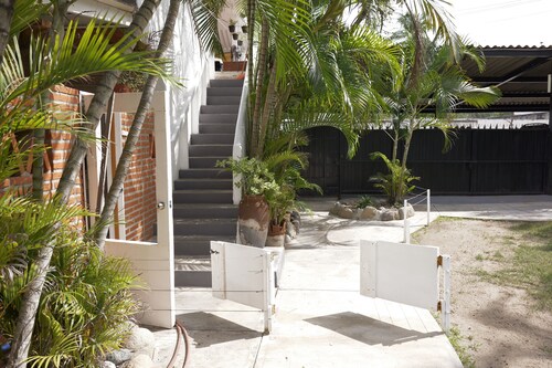 Apartment a few blocks from the beach, (7 people) with outdoor hammocks!