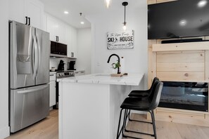 Micro-ondes, four, plaque de cuisson, lave-vaisselle