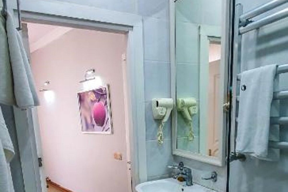 Une salle de bain équipée de toilettes, d’un lavabo et d’une douche à parois en verre.