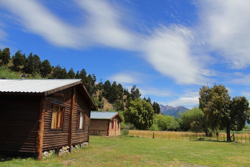Relaxing cottage on the banks of the creek