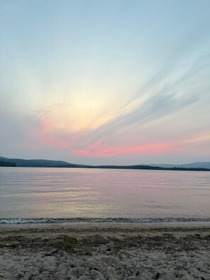 Ligstoelen aan het strand, strandlakens
