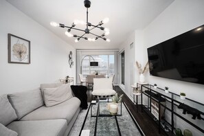 Smart TV - Modern 2BR Style + Balcony in Downtown Toronto (Toronto)