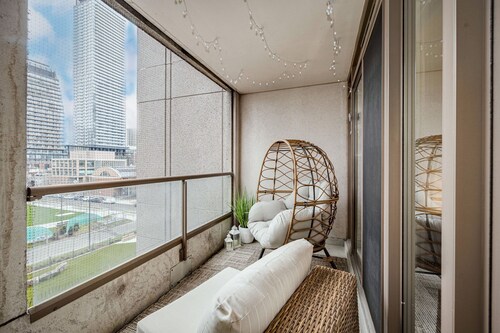 Modern 2BR Style + Balcony in Downtown Toronto