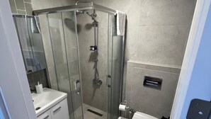 Kamar Double Basic | Kamar mandi | Pengering rambut, handuk, sabun, dan sampo