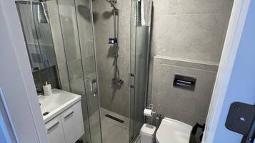 Basic-Doppelzimmer | Badezimmer | Haartrockner, Handtücher, Seife, Shampoo