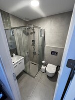 Habitación básica doble | Baño | Secador de pelo, toallas, jabón y champú