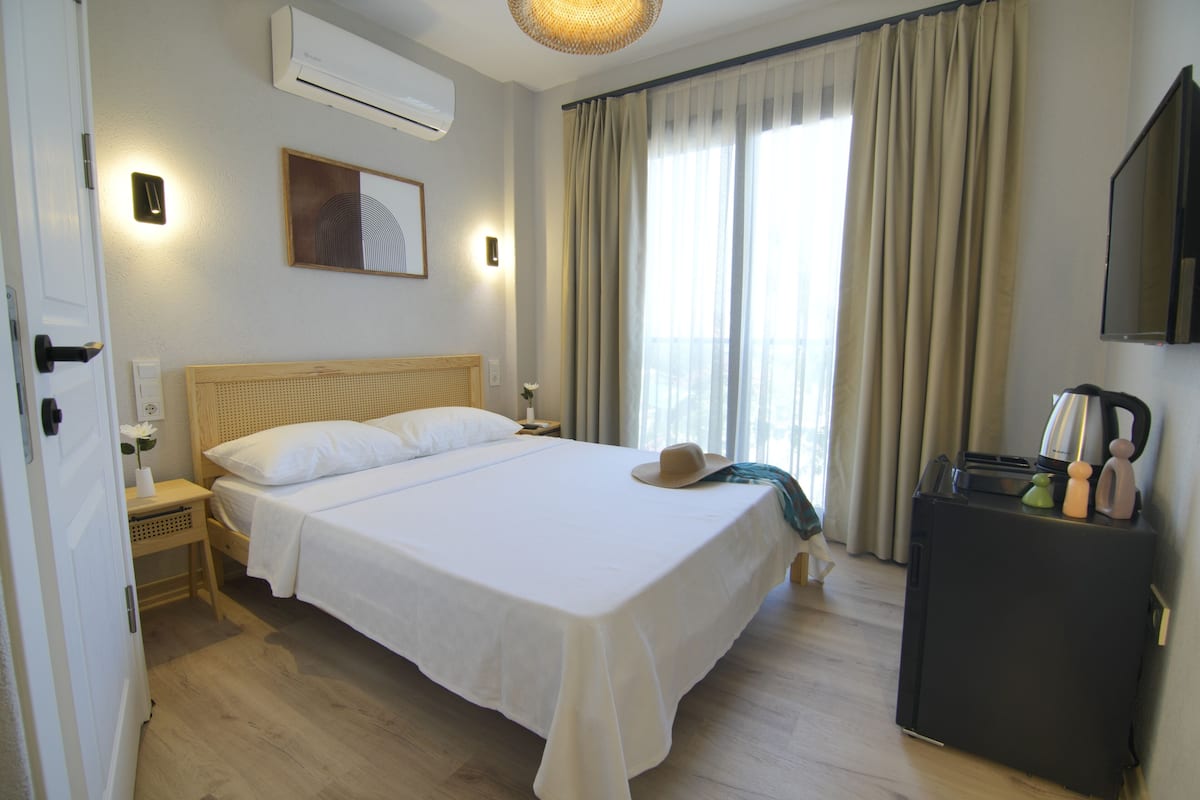 Quarto casal clássico, varanda, vista para o jardim | Wi-Fi de cortesia