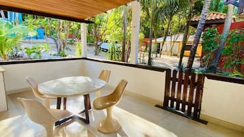 Quarto casal, varanda coberta, vista para o jardim | Terraço/pátio