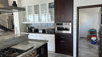 大冰箱、微波炉、烤箱、炉灶