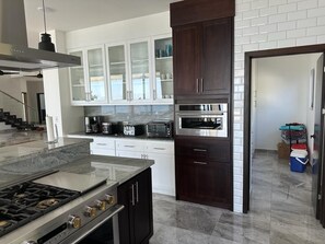 Frigorífico grande, microondas, horno y placa de cocina