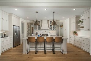 Fridge, microwave, oven, stovetop - New Modern Farmhouse | Peaceful & Spotlessly Clean (Banner Elk)
