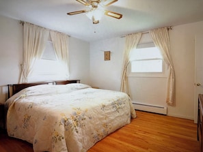 4 bedrooms, iron/ironing board, Internet, bed sheets