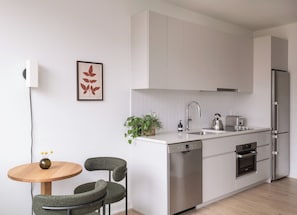 Studio, 1 Queen Bed | Private kitchen