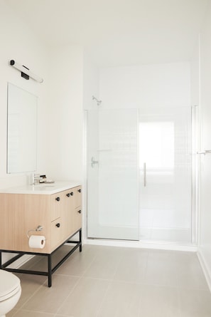 Studio, 1 Queen Bed | Bathroom