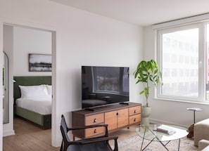 Studio, 1 Queen Bed | Living area