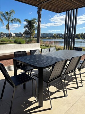 Outdoor dining - Exceptional one-bedroom apartment (the lake at your feet). Ideal for resting! (Ciudad de la Costa)