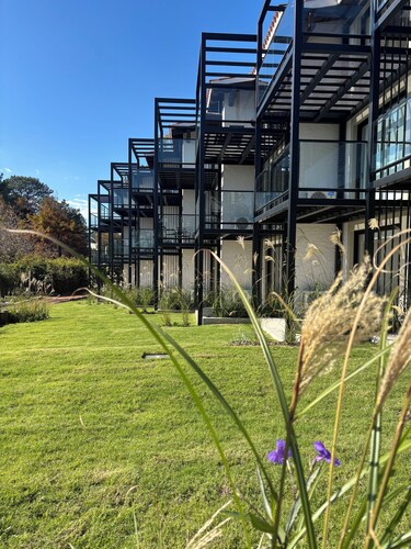 Exceptional one-bedroom apartment (the lake at your feet). Ideal for resting!