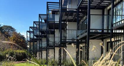 Exceptional one-bedroom apartment (the lake at your feet). Ideal for resting!