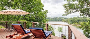 Peaceful Lakeside Retreat, Great for Groups, Dock, Parking, Blackstone, 8 Beds