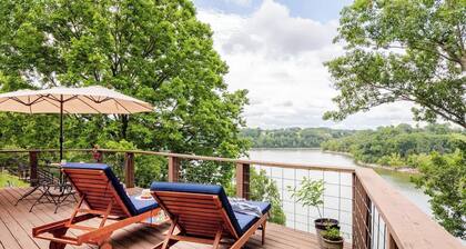 Peaceful Lakeside Retreat, Great for Groups, Dock, Parking, Blackstone, 8 Beds