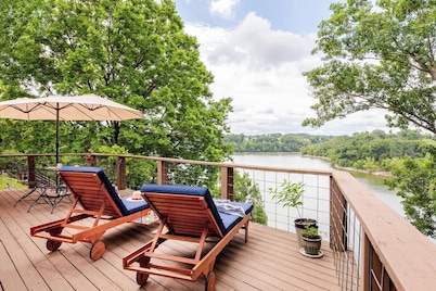 Peaceful Lakeside Retreat, Great for Groups, Dock, Parking, Blackstone, 8 Beds