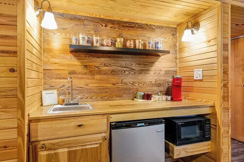 Perfect Lakeside Retreat for Families and Friends, 8beds, Lake & Dock Access