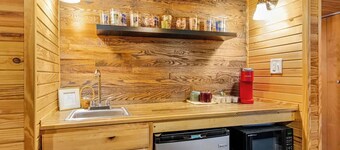 Perfect Lakeside Retreat for Families and Friends, 8beds, Lake & Dock Access