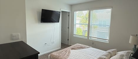 2 chambres, bureau, fer et planche à repasser, lit de bébé portatif