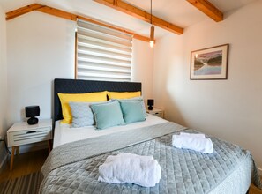 3 bedrooms, iron/ironing board, internet, bed sheets