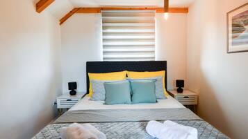 3 bedrooms, iron/ironing board, internet, bed sheets