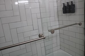 Hair dryer, towels, soap, toilet paper - Charming 1-bedroom apartment (Washington)