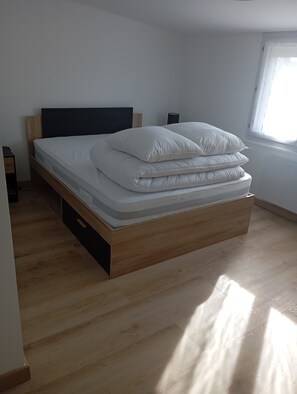 Iron/ironing board, WiFi, bed sheets