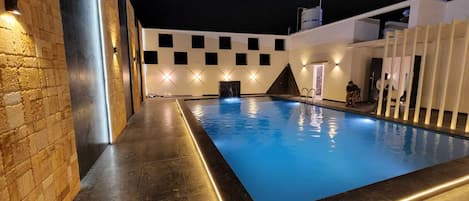 Bar en milieu de piscine