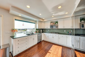 Fridge, microwave, stovetop, dishwasher