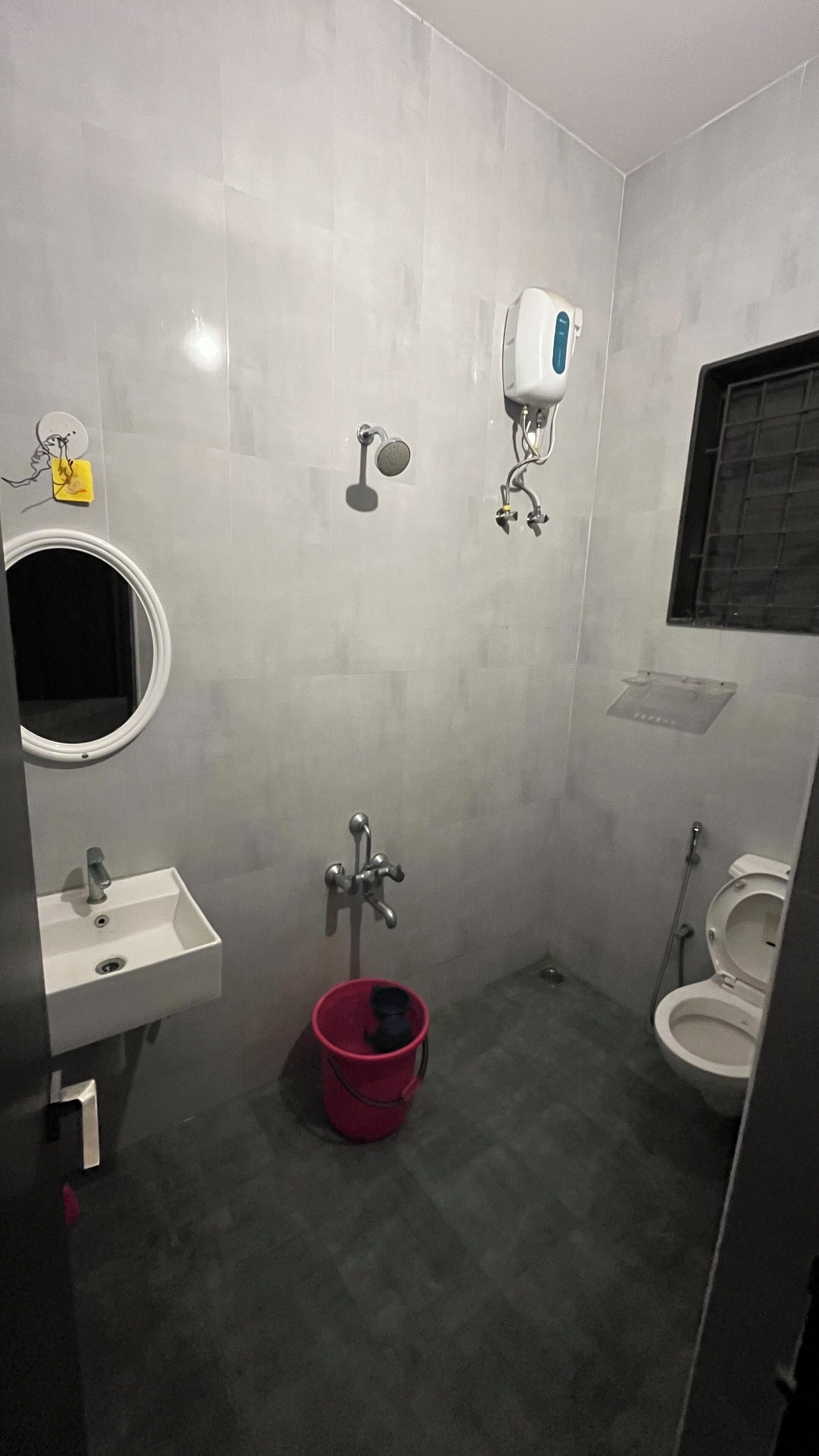 Buồng tắm vòi sen, khăn tắm, xà phòng, dầu gội 