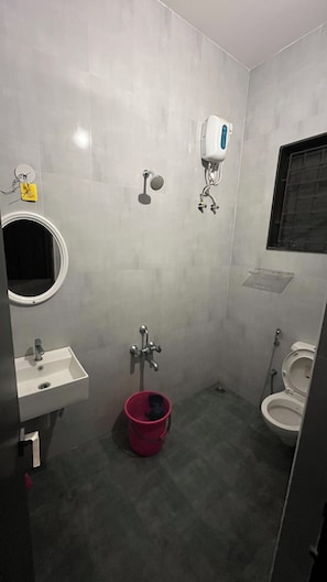 Chuveiro, toalhas de banho, sabonete, shampoo