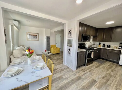 Charming 2-bedroom apartment in Central San Diego with AC!