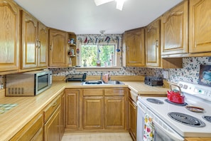 Fridge, microwave, stovetop, coffee/tea maker
