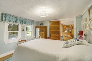 2 bedrooms, desk, internet, bed sheets