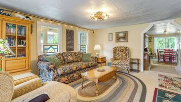TV, fireplace, DVD player, books