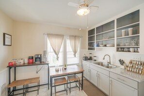 Réfrigérateur, micro-ondes, plaque de cuisson, cafetière/bouilloire