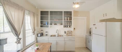 Kühlschrank, Mikrowelle, Herdplatte, Wasserkocher mit Kaffee-/Teezubehör